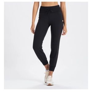 Vuori Daily Jogger size medium